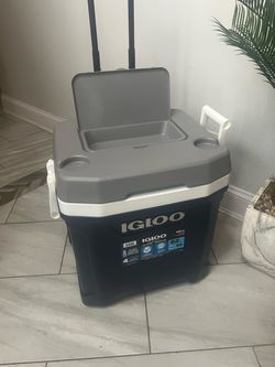 Igloo Latitude Rolling Cooler