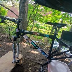 Yeti Cycles Custom Mtb SRAM pedals Wave Steering Tektro Braking RockShox Suspension