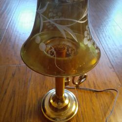 GORGEOUS VTG 15" Brass Pedestal Table Lamp with Stained Smokey Shade.
