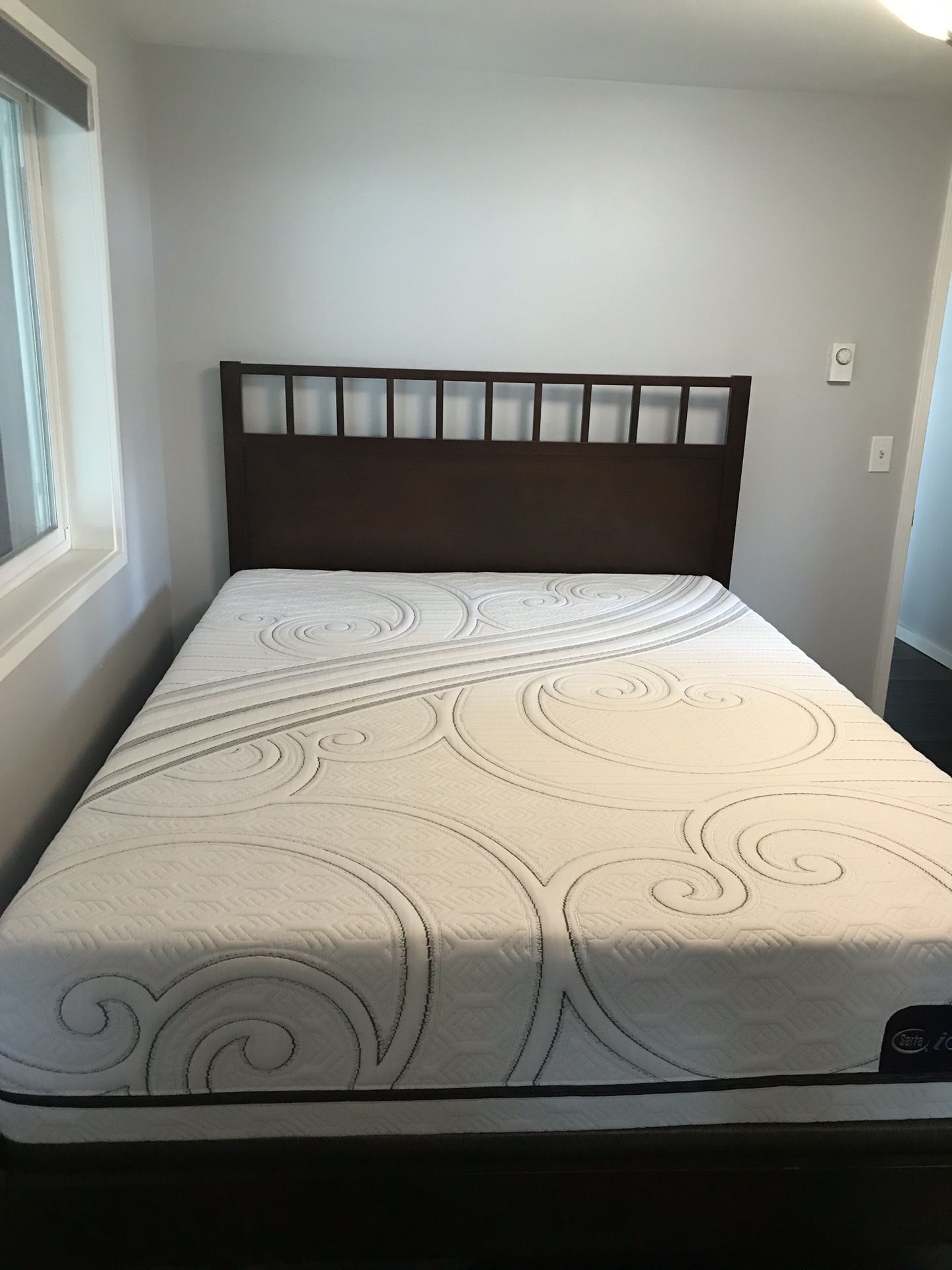 Serta Queen mattress and bedframe set