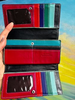 A genuine leather wallet with a large capacity—plenty of compartments for business cards and cash!