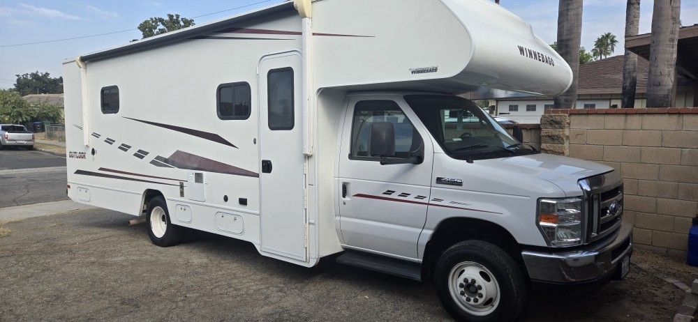 2019 Winnebago OUTLOOK 27D Class C RV