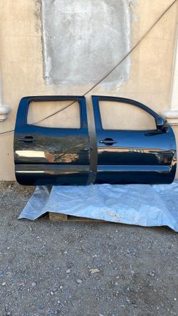 2005/15. Toyota Tacoma crew cab  front & rear  Rh side complete  door