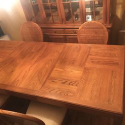Thomasville Dinning Room Set, includes 6 Chairs, China Cabinet, with Extra Leafs & table pads, excellent condition