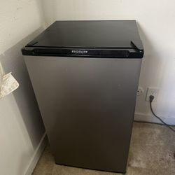 FRIGIDAIRE 3.3 SILVER MINI FRIDGE