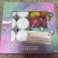 Your Decor DYI Friendship Bracelet Garland