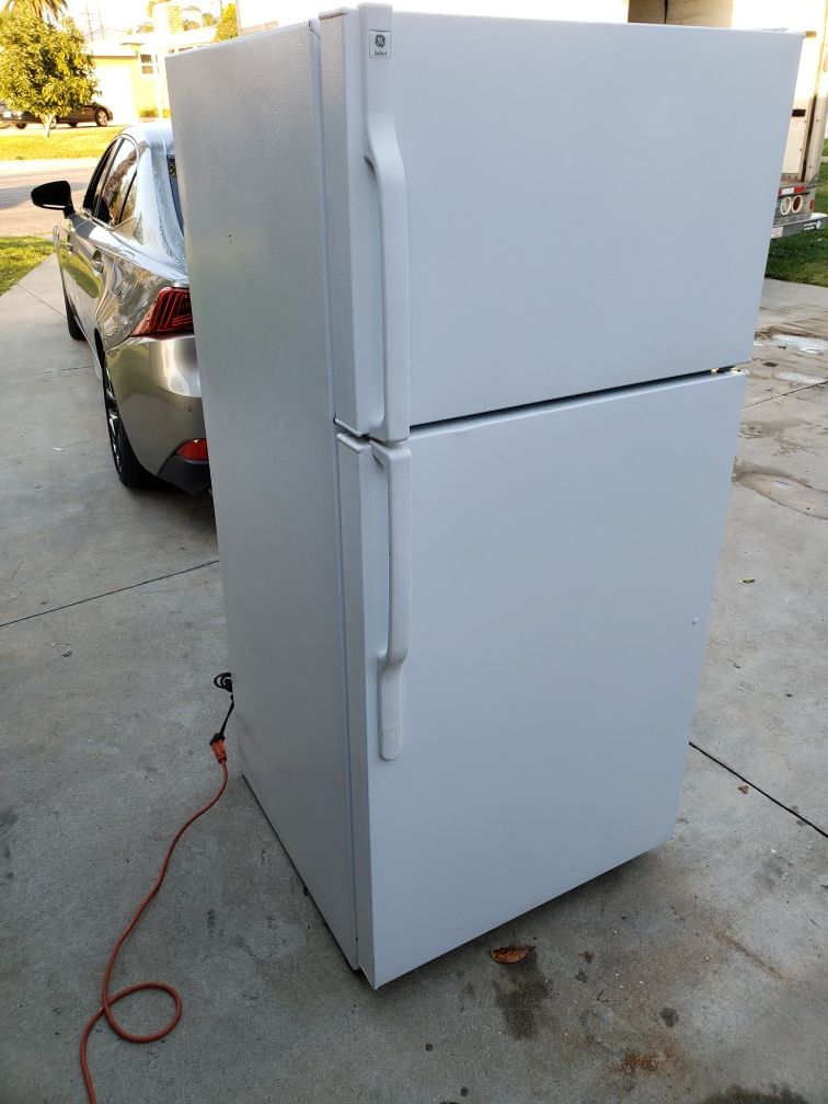 G.E. Apartment Size Refrigerator Excellent Working Condition
