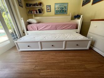 Daybed with trundle