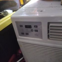 2500 BTU Window Unit Cool With 2200 BTU Heat Window Unit, Only Used 2 MonthsMonths Bought 