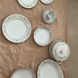 Florentine Dish Set, 18 Place Settings, with multiple serving bowls 