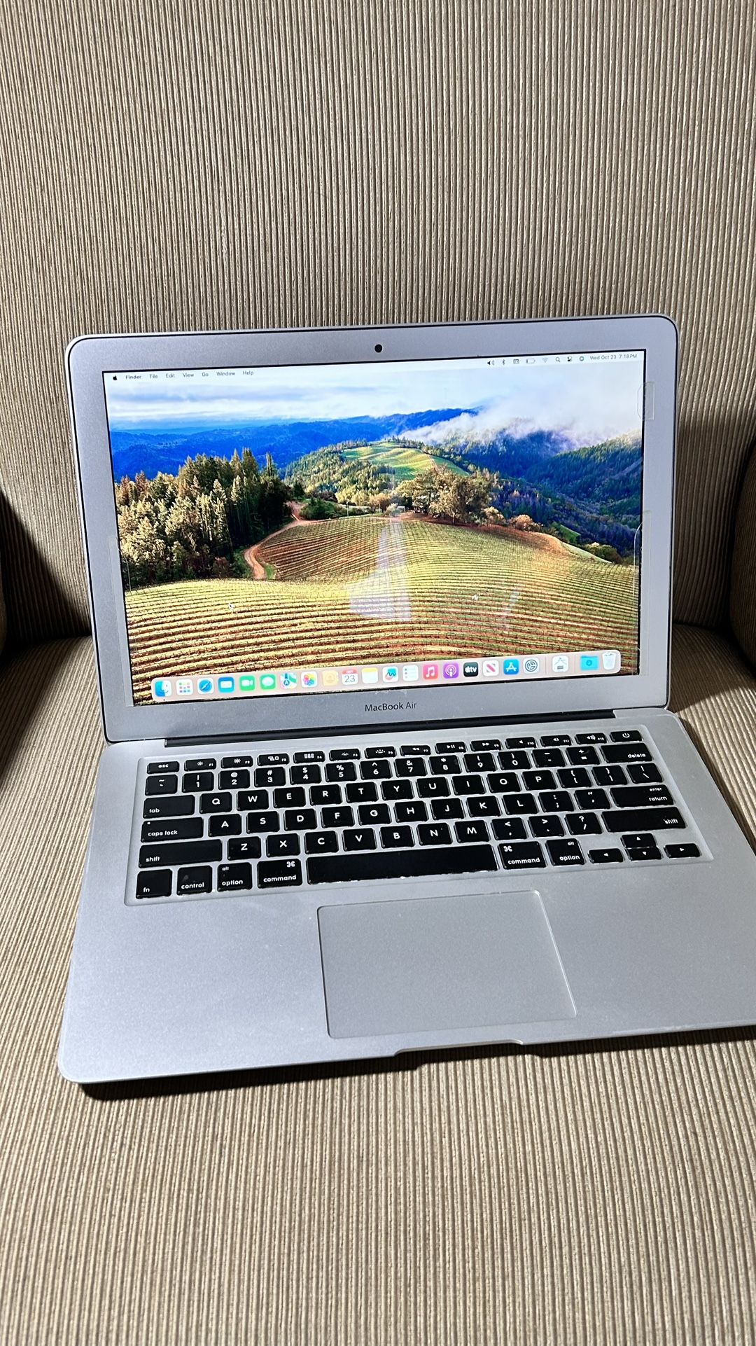 Apple MacBook Air 13” I5/8GB/256GB SSD $200