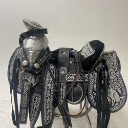 Montura Charra  Bordada Con Cantinas Desmontables Y Fuste Plateado 