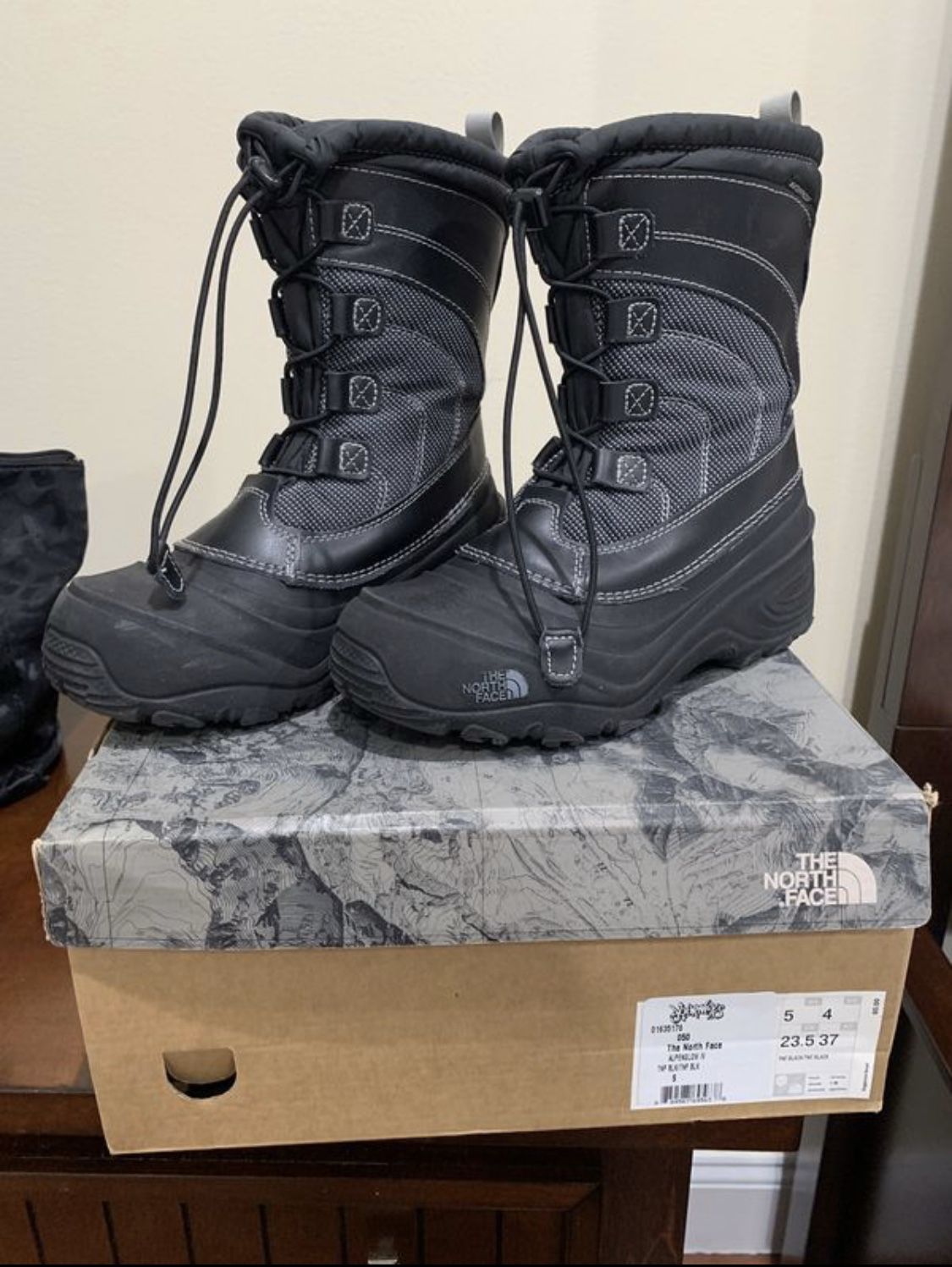 Kids north face winter/snow boots, size 5 $20