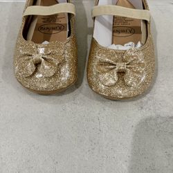 Infant or toddler stylish and sparkly gold sandals. Size 4 in excellent conditions.  