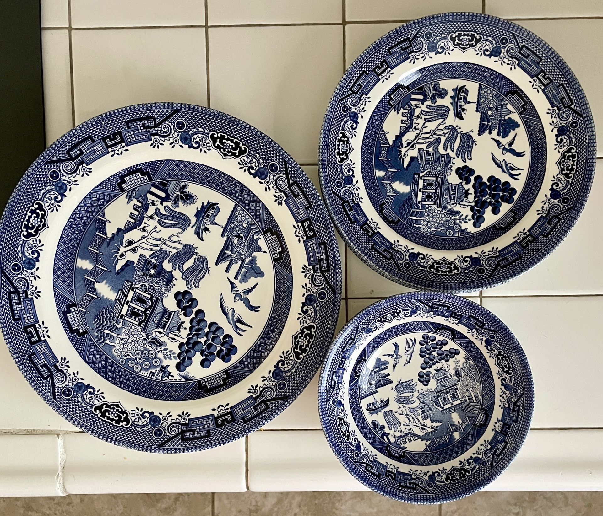 Blue Willow Plate Set