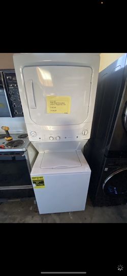 New GE - 3.8 Cu. Ft. Top Load Washer and 5.9 Cu. Ft. Gas Dryer Laundry Center - White