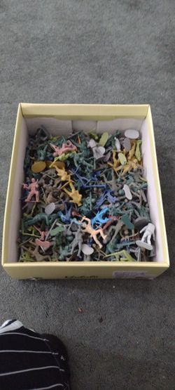 Toys. Hundreds of vintage army soldiers cash porch pickup Redmond these are decades old
