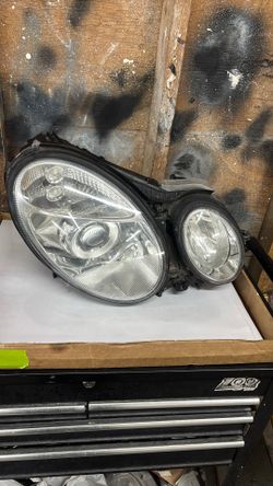 2003-2006 MERCEDES E320 RIGHT HEADLIGHT VERY GOOD CONDITION
