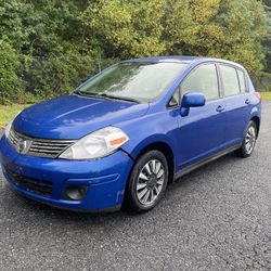 2009 Blue Nissan Versa hatchback  