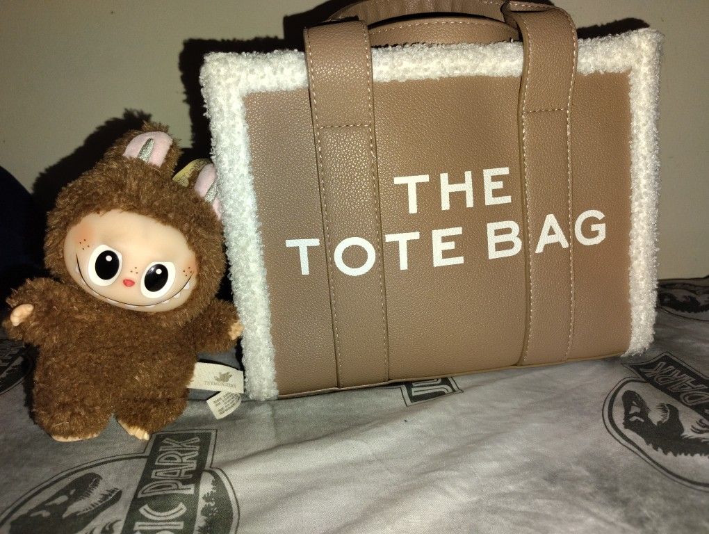 Selling a cute Marc Jacobs tote bag! ready for a new home. Perfect for carrying your essentials in style.