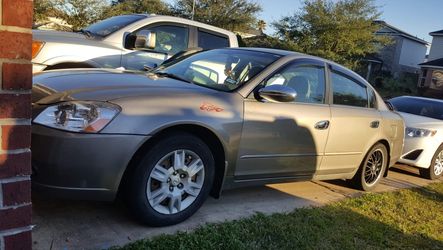 Nissan Altima 06 117 millas todo leja aire frío y caliente