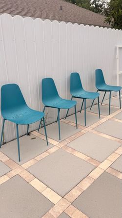 4 Chairs exterior