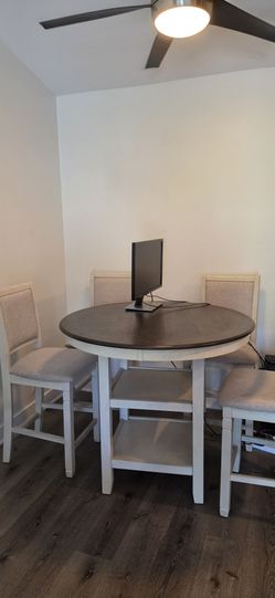 Living Spaces Taylor Counter Height Dining Set (Table & 4 Stools)