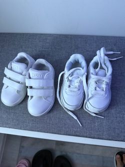 Dos pares de tenis para niños
