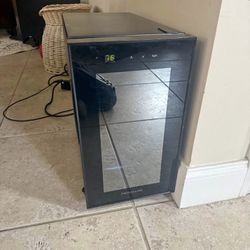 Frigidaire Mini Fridge (Dimensions in Description)