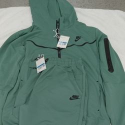 Nike Tech Men's Sweat Suit Size XL and Large  Green