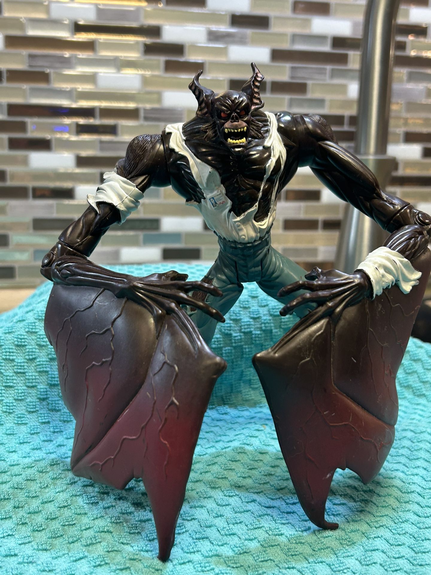 Vintage 29yo 1997 Kenner "Legends of the Dark Knight" Man-Bat action figure