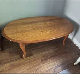 Solid Oak Oval Coffee Table – Beautiful Cathedral Grain & Queen Anne Cabriole Legs