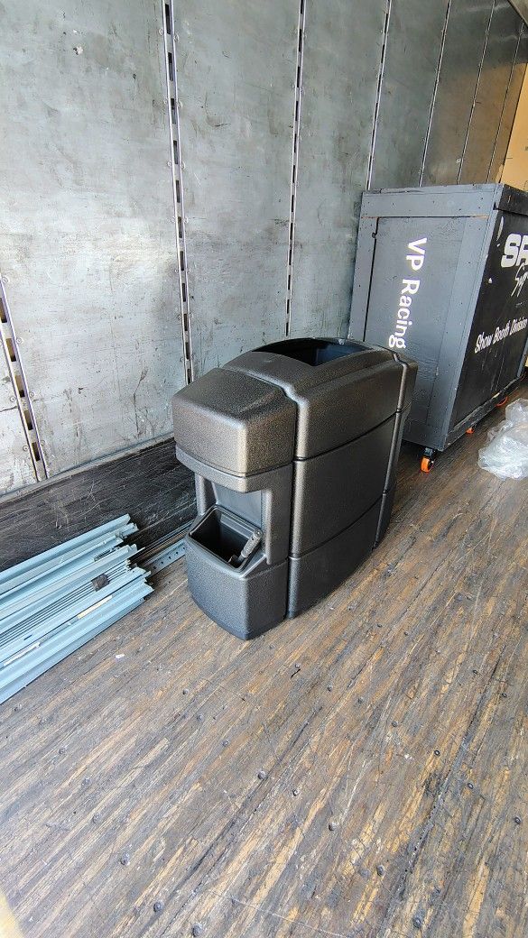 Double Sided Wash Station And Trash Can.ISLANDER™ SERIES
Fiji Waste/Windshield Service Center, 40-Gallon Double-Sided, Open-Top