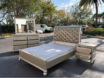 Beautiful Bedroom Set Queen Size Solid Wood Golden Color In Excellent Condition byVietnam Furniture