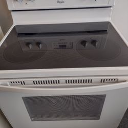 Whirlpool glasstop electric stove in like new condition 