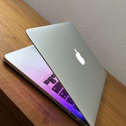 Apple MacBook Pro 13” Retina I5/8GB/256GB SSD $180