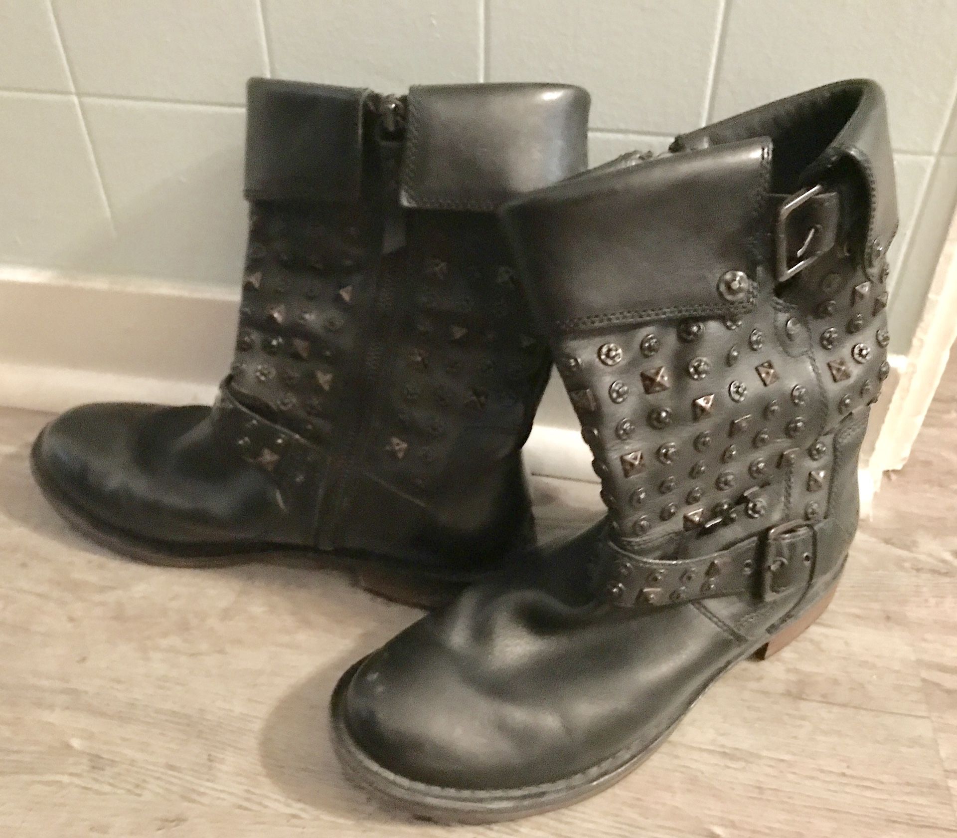 Ugg Leather Short Boots size 8