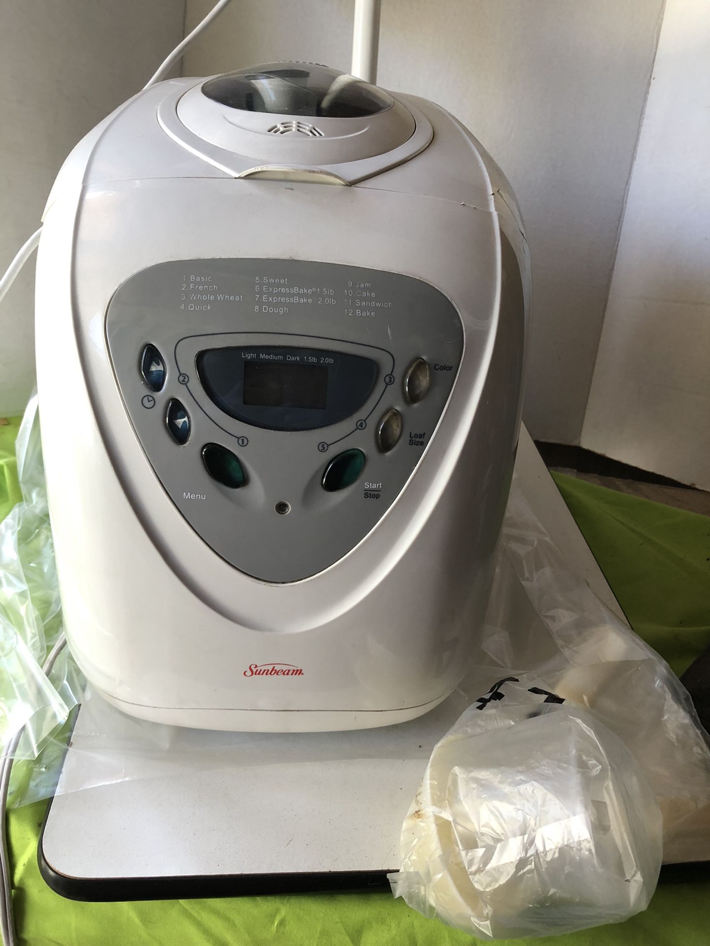 Like NEW Sunbeam 2 pounds capacity bread maker in great working condition