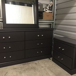 Pick Up Only ! Price Firm . Dresser Nightstand Free Mirror 