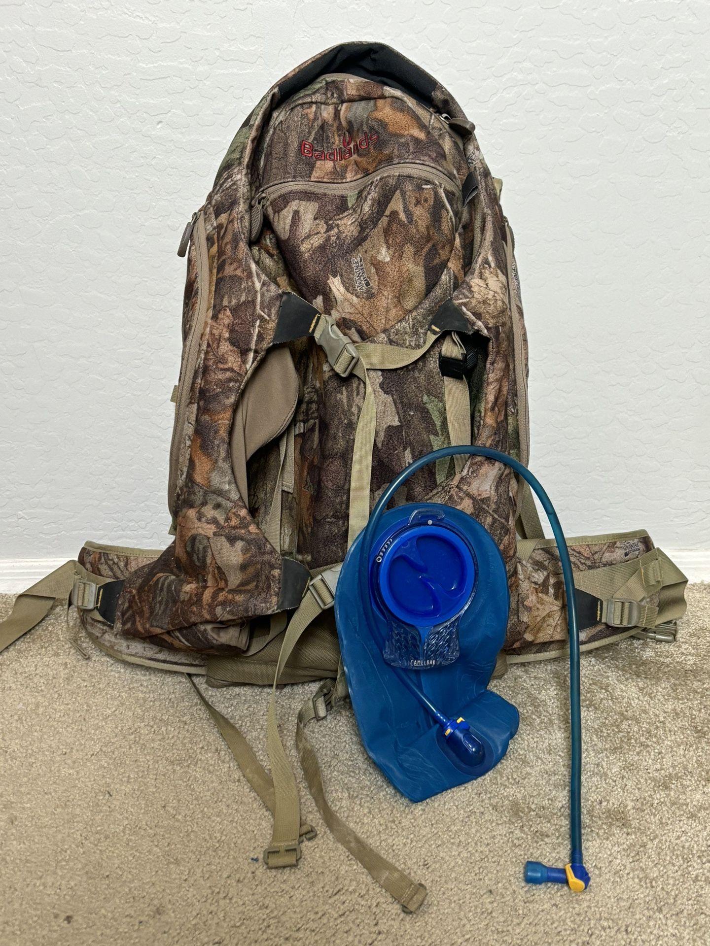 Badlands 2200 Hunting Pack/Camelback 2L Hydration Bladder