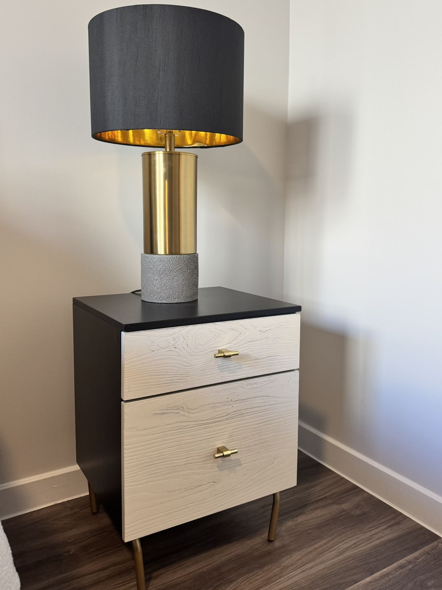 Modern Nightstand + Lamp Set (2 Lamps, 2 Tables) – Must Go