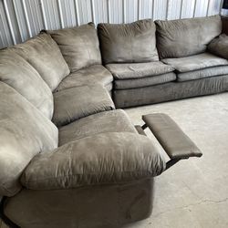 Sectional With Recliner And Pull Out Bed