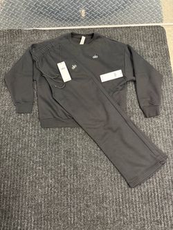 Alo Yoga Sweatsuit Set – Crewneck & Joggers