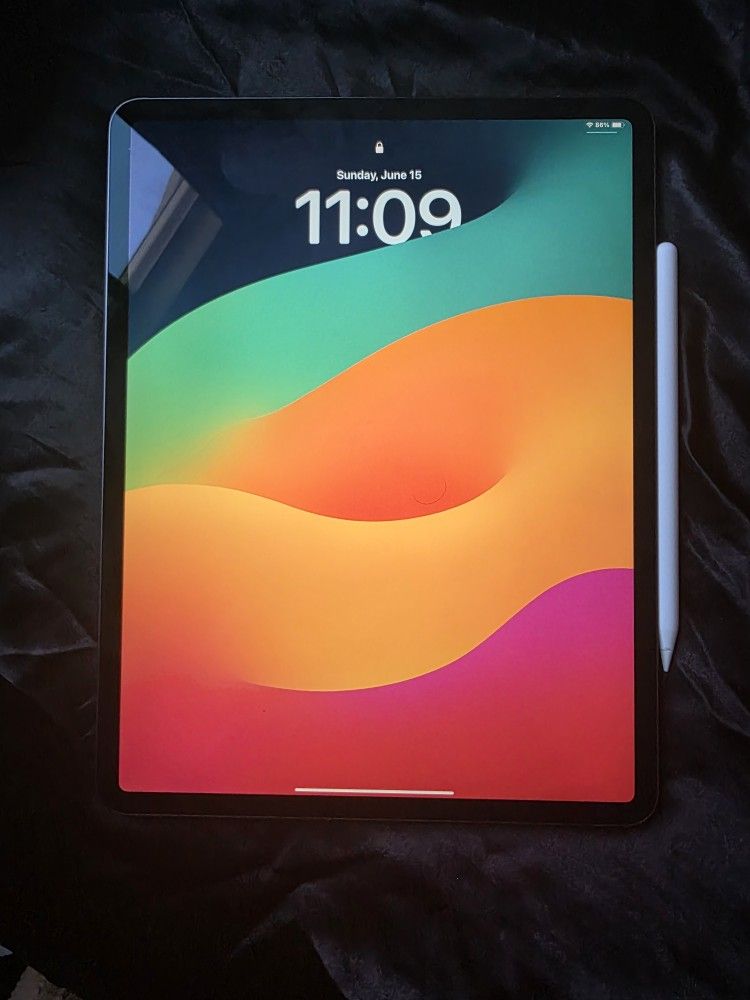 I Pad pro 3rd Gen 12.9 With Apple Pencil And Stand