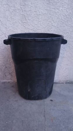 basura No tienen tapadera Hasta abajo Que tiene un hoyo.