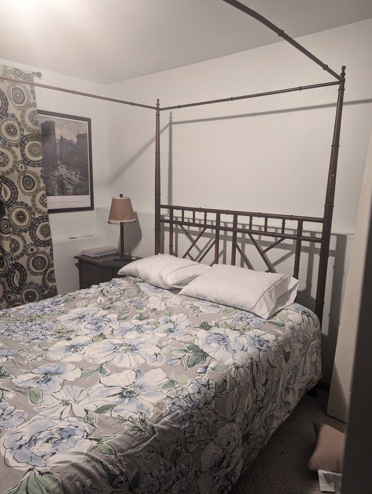Bedroom Set, Queen Iron Poster Bed