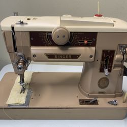 Vintage Singer Sewing Machine 401A W/Case & Accessories 