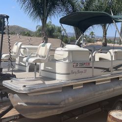 Pontoon Sun Tracker Party Barge