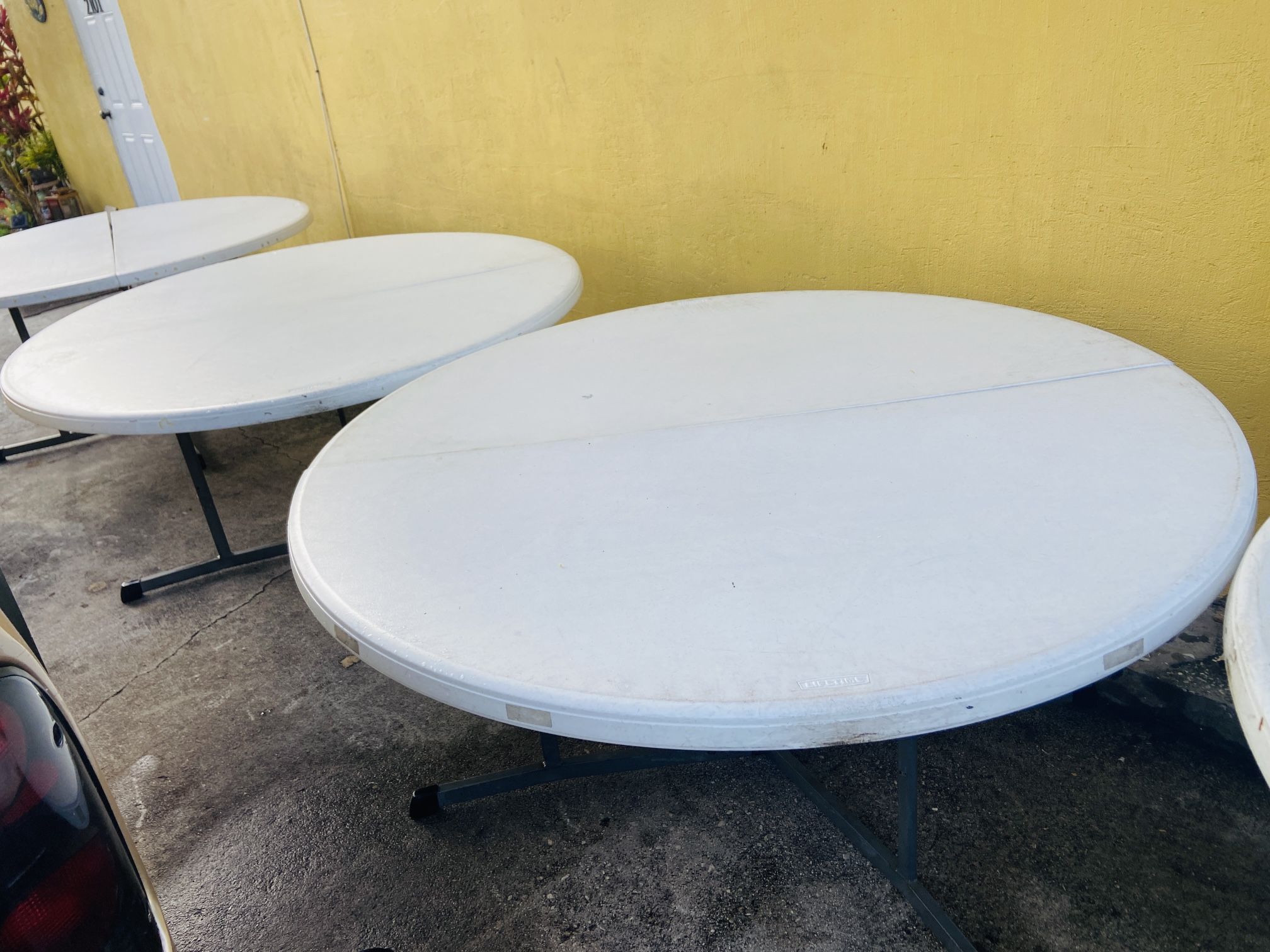 Round Tables 5’ Or 60 Inches for Sale in Miami, FL - OfferUp