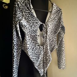 Black & Gray Leopard Long-Sleeve Swimsuit + Skirt Cover-Up (Size M/L) 